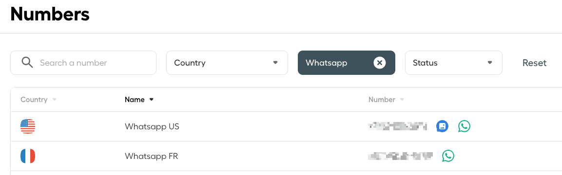 Pagina Numeri di Aircall filtrata per WhatsApp che mostra due voci, una per gli Stati Uniti e una per la Francia, ciascuna con icone WhatsApp..png